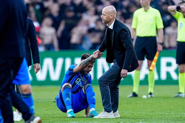 VIDEO: Ajax của Erik ten Hag đánh rơi chức vô địch vào tay đại kình địch