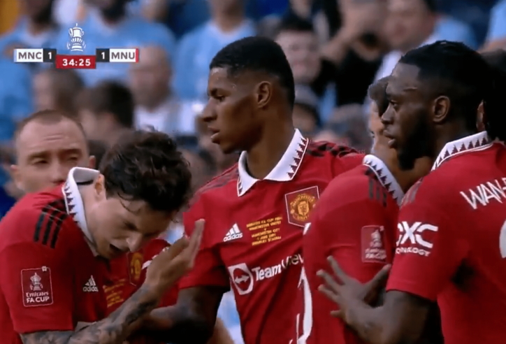 Lindelof bị fan Man City ném vật thể lạ vào mặt sau khi MU ghi bàn gỡ hoà