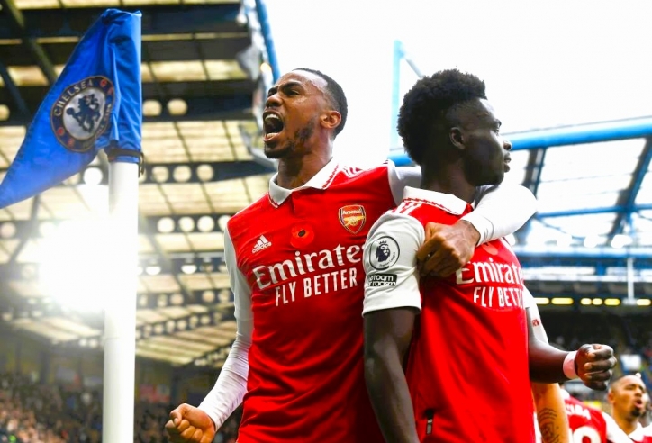 Arsenal nhuộm đỏ sân của Chelsea, đòi lại ngôi đầu từ tay Man City