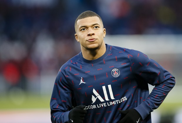 Mẹ Mbappe bác bỏ thông tin con trai ở lại PSG