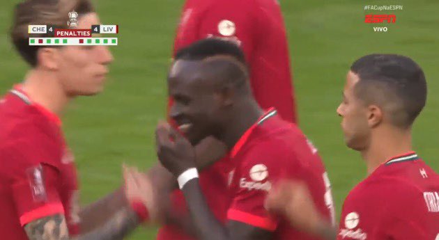 Mane cười khúc khích sau khi đá hỏng penalty, suýt khiến Liverpool mất chức vô địch cúp FA