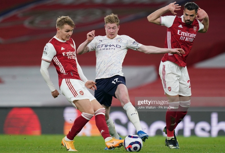 HLV Brentford nghĩ Arsenal vô địch Ngoại Hạng Anh, đánh giá Odegaard ở gần đẳng cấp của De Bruyne