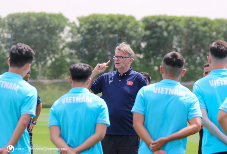 VIDEO: HLV Troussier bất ngờ nhận món quà đặc biệt trước trận U23 Việt Nam vs Iraq