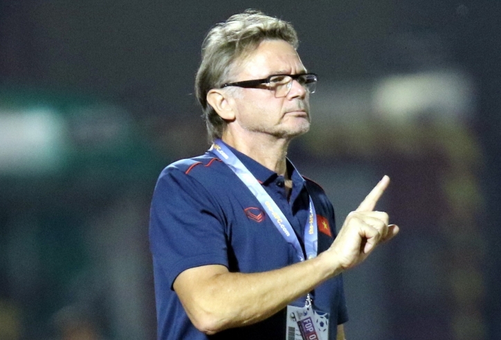 HLV Philippe Troussier gây sốt bởi hành động cực tâm lý với ĐT Việt Nam