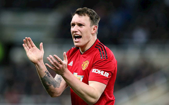 Rời MU, Phil Jones khiến tất cả ngỡ ngàng với bến đỗ mới?