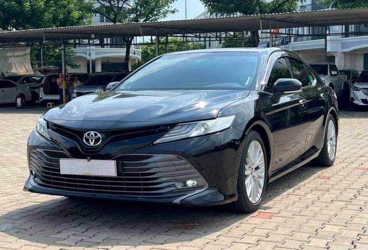 Lăn bánh 4 năm, Toyota Camry chạy lướt rao bán lại với giá rẻ không ngờ