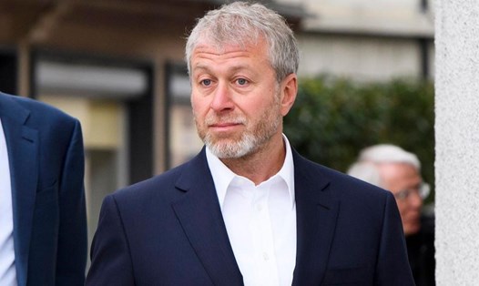 Roman Abramovich ngậm ngùi bán lại Chelsea vì gặp khó khăn về tài chính?