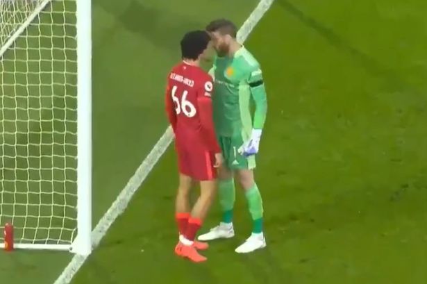 Lí do khiến Trent Alexander-Arnold và David de Gea suýt 'tẩn nhau' ngay tại Anfield