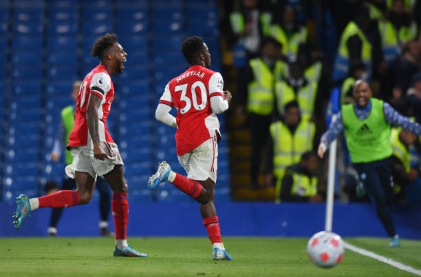 Arsenal hạ đẹp Chelsea trong cơn mưa bàn thắng tại Stamford Bridge