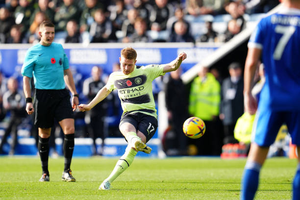 Vắng Haaland, Man City chật vật leo lên đỉnh BXH nhờ siêu phẩm của De Bruyne