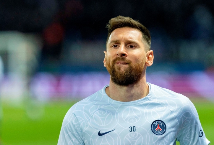 Phản ứng trái chiều của HLV và cầu thủ PSG khi Messi bị ngược đãi