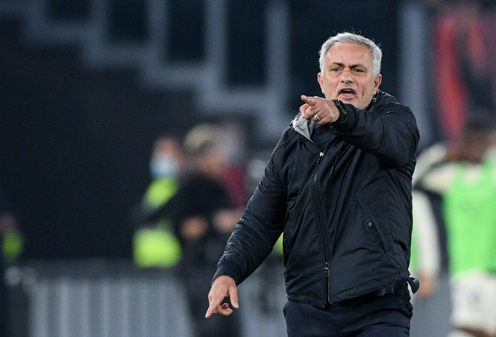 Juventus bị trừ điểm, Mourinho nói thẳng 'trò hề'