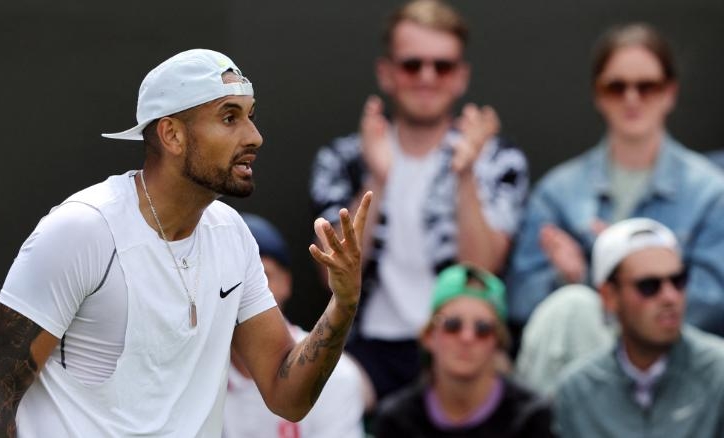 'Trai hư' Nick Kyrgios nhổ nước bọt vào mặt NHM tại Wimbledon