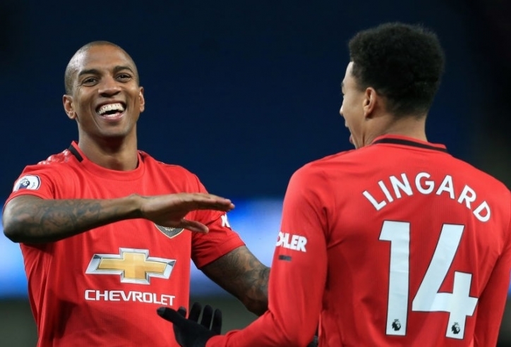 Ashley Young trên đường trở về đội bóng cũ