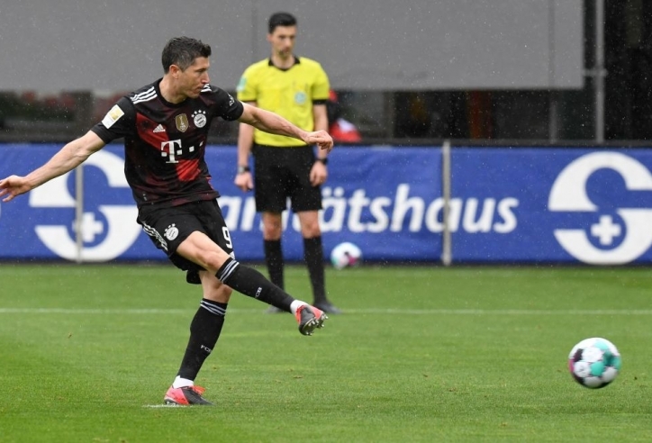 Lewandowski cân bằng kỷ lục của huyền thoại Bundesliga