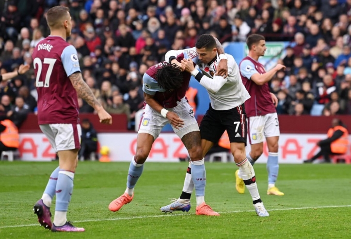 Hàng thủ sai lầm, MU thảm bại trước Aston Villa trong ngày Ronaldo chỉ biết 'lắc đầu'