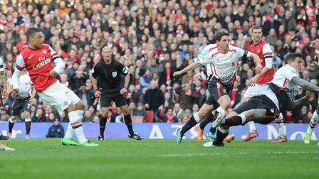 VIDEO: Những pha 'đốn giò' Arsenal vs Liverpool