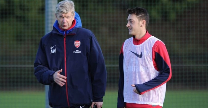 HLV Arsene Wenger không biết cách sử dụng Ozil