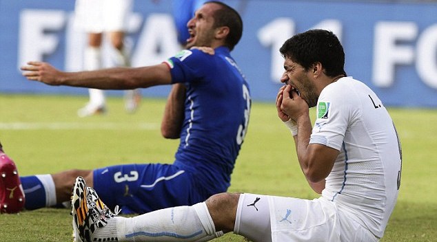 Suarez cắn Chiellini khiến Liverpool thiệt hại gì?