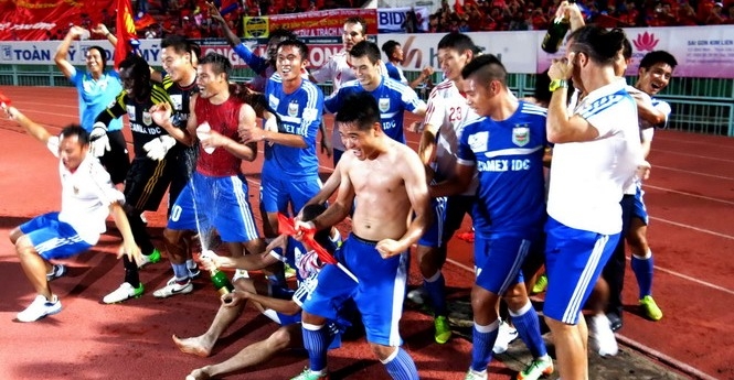 Vô địch V-League 2014, B.Bình Dương “bơi” trong tiền thưởng