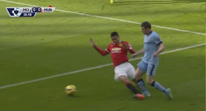 VIDEO: Phút 39, Smalling nhận thẻ đỏ rời sân (ManCity - ManU)