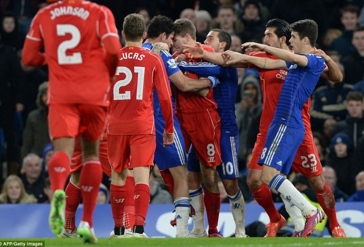 VIDEO: Diego Costa và Gerrard chơi đấu vật tự do trên sân