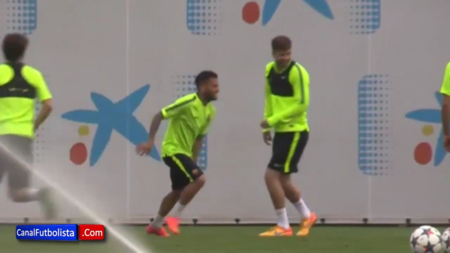 VIDEO: Gerard Pique đánh gót xâu kim Dani Alves trên sân tập