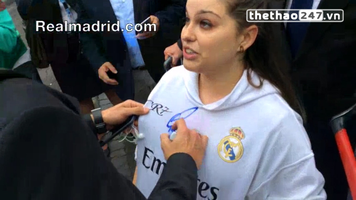 VIDEO: Fan nữ ở Turin bật khóc khi được ôm CR7