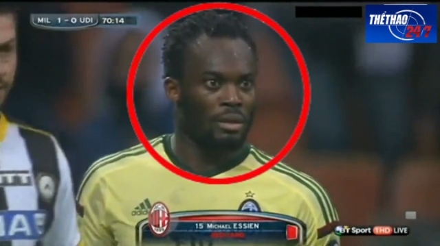 VIDEO: Phản ứng siêu hài của Michael Essien khi nhận thẻ đỏ