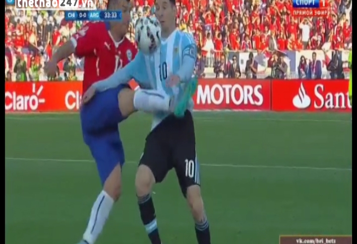 VIDEO: Tình huống Messi bị cầu thủ Chile đá thẳng vào bụng