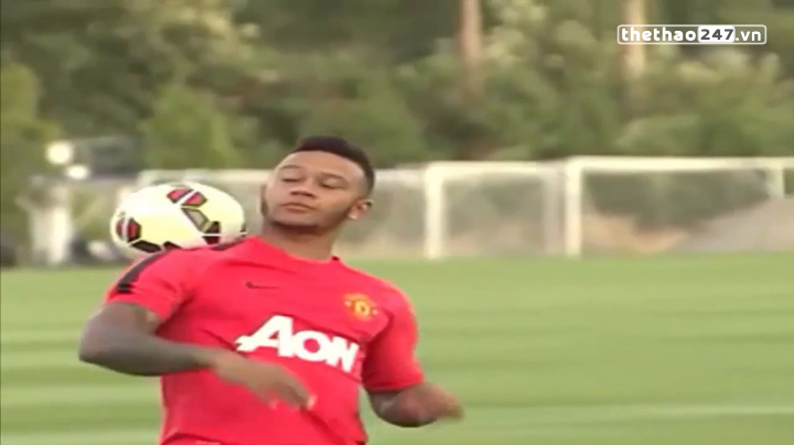 VIDEO: Depay biểu diễn kỹ thuật tâng bóng trong buổi tập của MU