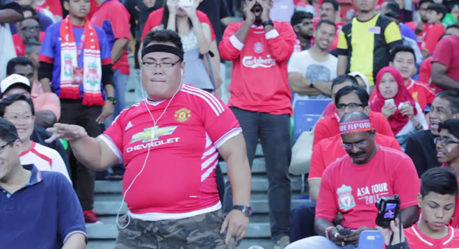 VIDEO: Fan MU nhảy múa giữa đám đông CĐV Liverpool