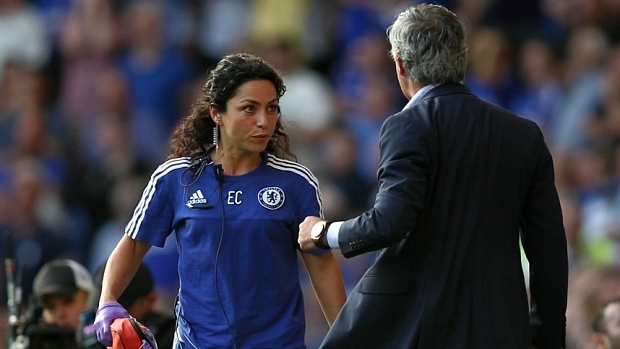 VIDEO: HLV Mourinho 'nổi điên' vì nữ bác sỹ Eva Carneiro câu giờ hộ Swansea