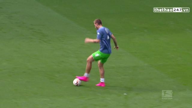 VIDEO: 'Lord' Bendtner phô diễn kỹ thuật cá nhân trên sân tập Wolfsburg