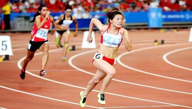 VIDEO: Bài thi 400m rào của Nguyễn Thị Huyền tại giải điền kinh thế giới