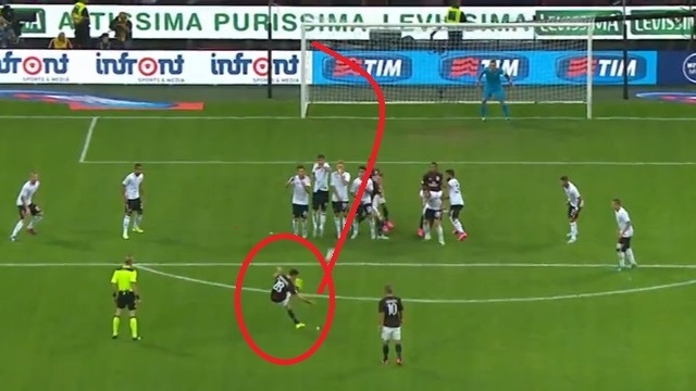 VIDEO: Cầu thủ AC Milan sút phạt ghi bàn như Pirlo