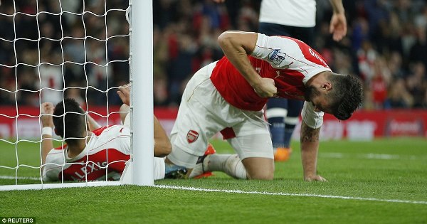 VIDEO: 4 pha bỏ lỡ đáng tiếc của Giroud ở trận gặp Tottenham