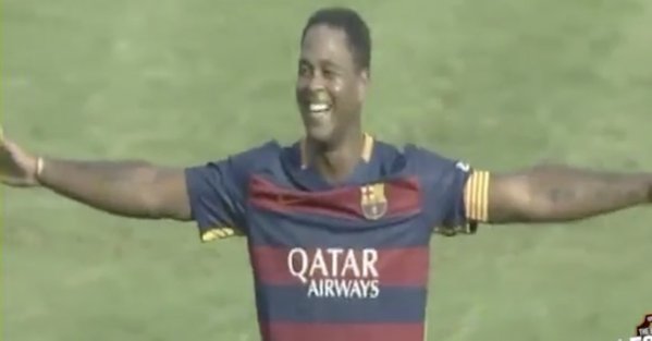 VIDEO: Cựu danh thủ Kluivert ghi bàn tuyệt đỉnh từ khoảng cách 36m