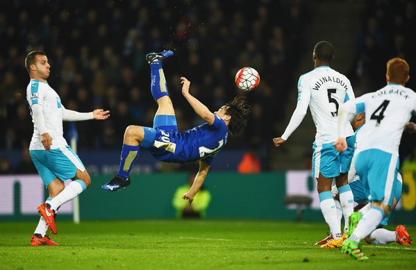 VIDEO: Lập siêu phẩm ngả bàn đèn, sao Nhật Bản sắm vai người hùng cho Leicester