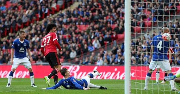 VIDEO: Martial đi bóng kiến tạo giúp Fellaini ghi bàn mở tỷ số