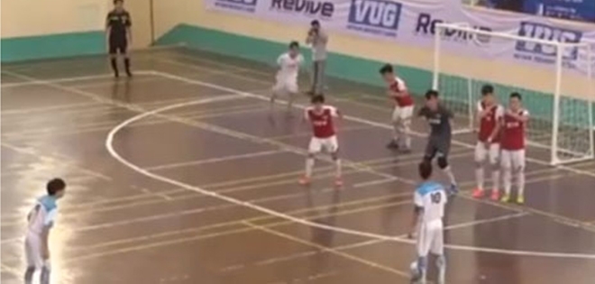 Báo nước ngoài sốt với siêu phẩm futsal của sinh viên Việt Nam