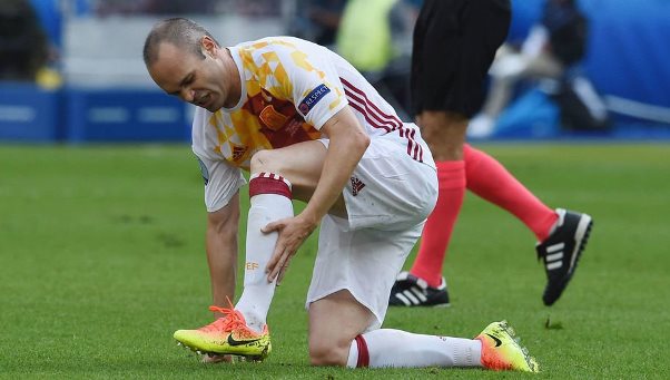 VIDEO: Tình huống De Rossi ngẫu hứng xỏ háng Iniesta