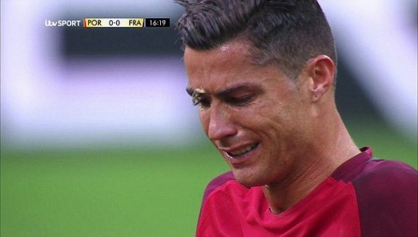 VIDEO: Ronaldo khóc vì không thể tiếp tục thi đấu