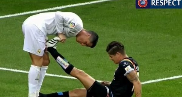 VIDEO: Những hành động đầy ắp tình cảm của Cristiano Ronaldo