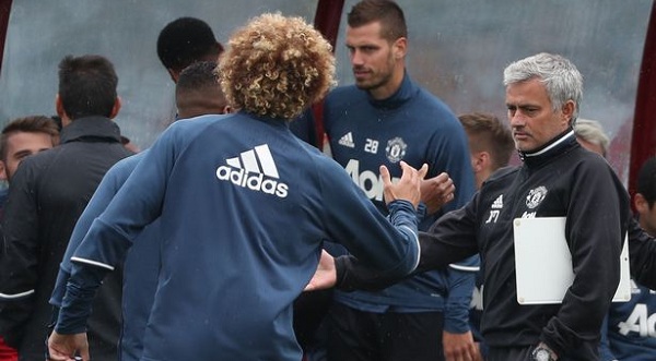 Jose Mourinho đề cập tới Fellaini trước CĐV M.U