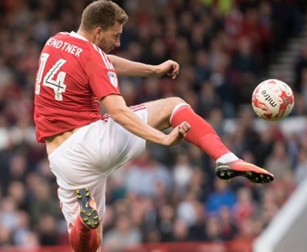 VIDEO: Bendtner ghi bàn ra mắt trong màu áo Nottingham Forest