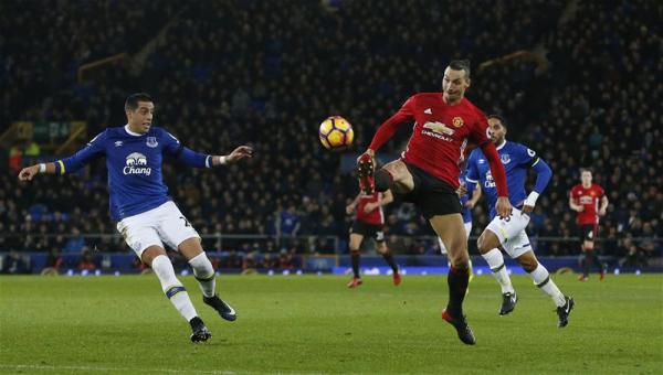 Ibra tỏa sáng với tuyệt phẩm vào lưới Everton