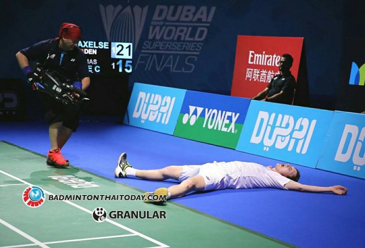 Lee Chong Wei ôm hận trước Axelsen ở CK Superseries Finals