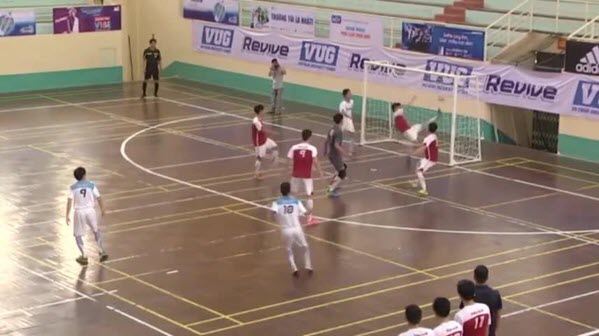 VIDEO: Siêu phẩm futsal sinh viên Việt Nam đánh lừa tất cả mọi người