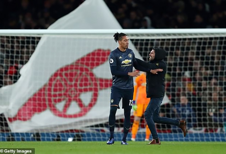 Fan cuồng Arsenal lao xuống sân quấy rối Chris Smalling